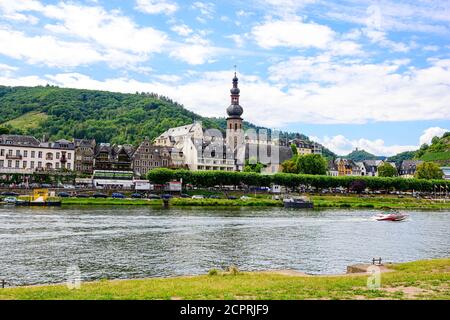 Cochem. Belle ville historique sur la romantique Moselle, la Moselle. Vue sur la ville, église Saint-Martin. Rhénanie-Palatinat, Allemagne, Banque D'Images