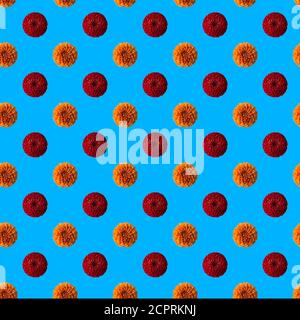 Motif sans couture avec dahlias rouge vif et couleur pêche sur fond bleu ciel. Directement au-dessus de la vue sur les fleurs. Banque D'Images