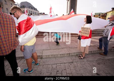 Varsovie, PL. 19 septembre 2020. Une femme tient un panneau avec les mots «Merci le peuple polonais pour le soutien» à Varsovie, Pologne, le 19 septembre 2020. Plusieurs dizaines de personnes, principalement des Biélorusses, ont participé à une marche dans le centre de Varsovie pour célébrer la première utilisation du drapeau blanc-rouge-blanc, le 19 septembre 1991, drapeau alternatif qui est aujourd’hui un symbole de l’opposition biélorusse. Credit: SIPA USA/Alay Live News Banque D'Images