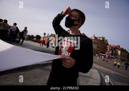 Varsovie, PL. 19 septembre 2020. Un homme portant le symbole Pogon sur son chandail détient un grand drapeau biélorusse blanc-rouge-blanc à Varsovie, en Pologne, le 19 septembre 2020. Plusieurs dizaines de personnes, principalement des Biélorusses, ont participé à une marche dans le centre de Varsovie pour célébrer la première utilisation du drapeau blanc-rouge-blanc, le 19 septembre 1991, drapeau alternatif qui est aujourd’hui un symbole de l’opposition biélorusse. Credit: SIPA USA/Alay Live News Banque D'Images