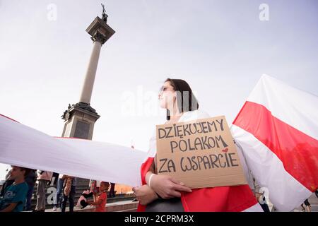 Varsovie, PL. 19 septembre 2020. Une femme tient un panneau avec les mots «Merci le peuple polonais pour le soutien» à Varsovie, Pologne, le 19 septembre 2020. Plusieurs dizaines de personnes, principalement des Biélorusses, ont participé à une marche dans le centre de Varsovie pour célébrer la première utilisation du drapeau blanc-rouge-blanc, le 19 septembre 1991, drapeau alternatif qui est aujourd’hui un symbole de l’opposition biélorusse. Credit: SIPA USA/Alay Live News Banque D'Images