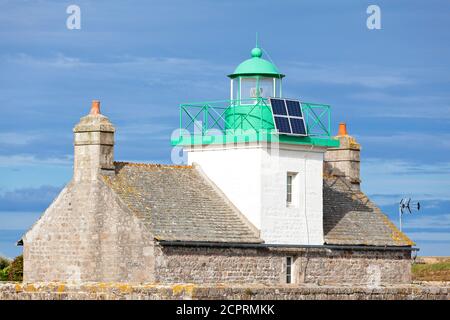 Le phare de la Pointe de Saire au-dessus des dunes de Saint Vaast la Hougue, Péninsule du Cotentin, Normandie, France Banque D'Images