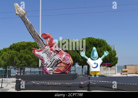 Gil, la mascotte de l'Expo 98 et une guitare électrique à Lisbonne, Portugal. Gil, la mascotte de l'exposition de 1998, symbolise la mer et le Soleil et était Banque D'Images
