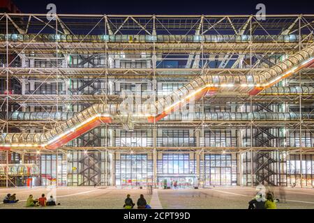 Le centre Georges Pompidou brille dans la nuit Banque D'Images