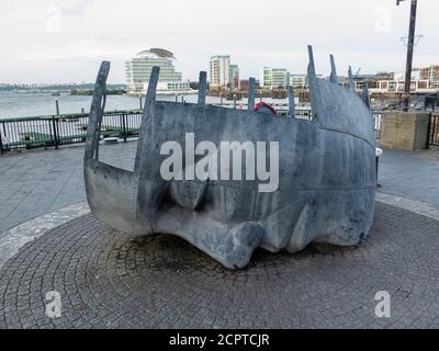 Mémorial de guerre des marins marchands sur le front de mer des anciens quais. Baie de Cardiff. Cardiff, pays de Galles du Sud, Royaume-Uni. Banque D'Images