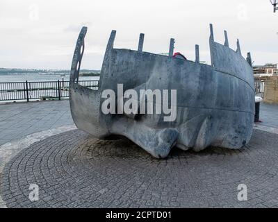 Mémorial de guerre des marins marchands sur le front de mer des anciens quais. Baie de Cardiff. Cardiff, pays de Galles du Sud, Royaume-Uni. Banque D'Images