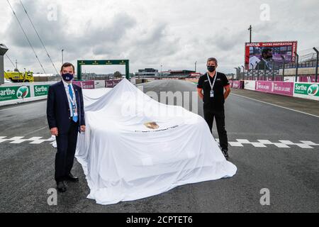 Le Mans, France. 19 septembre 2020. Porsche offrant un hybride 919 à l'ACO, FILLON Pierre (fra), Président de l'ACO pendant les 2020 24 heures du Mans, 7e tour du Championnat mondial d'endurance 2019-20 de la FIA sur le circuit des 24 heures du Mans, du 16 au 20 septembre 2020 au Mans, France - photo Frederic le Floc'h / DPPI crédit: LM/DPPI/Frederic le Floc H/Alamy Live News Banque D'Images