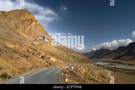 Monastère de la clé antique flanqué par les hauts Himalayas et la rivière et la vallée du Spiti pendant une journée d'été près de Kaza, Himachal Pradesh, Inde. Banque D'Images