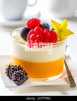 Dessert de mousse au cheesecake servi avec des fruits dans un verre. Banque D'Images
