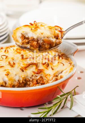 Moussaka dans un plat de four avec une cuillère. Banque D'Images