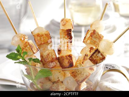 Brochettes de tofu grillées avec oignons. Banque D'Images