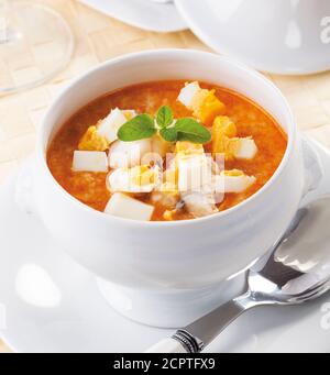 Soupe de fruits de mer dans un bol servi avec des œufs durs Banque D'Images