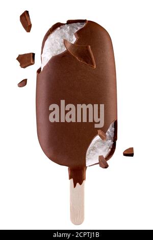 Crème glacée popsicle recouverte de chocolat avec des en-cas. Banque D'Images