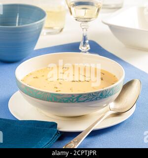 Soupe grecque d'oeufs et de citron appelée Avgolemono Banque D'Images