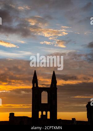 Dramatique, Sunrise, la cathédrale de St Andrew, St Andrews, Écosse, Royaume-Uni, GB. Banque D'Images
