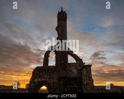 Dramatique, Sunrise, la cathédrale de St Andrew, St Andrews, Écosse, Royaume-Uni, GB. Banque D'Images