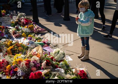 Washington, États-Unis. 19 septembre 2020. June Tuss, 6 ans, of Falls Church, va., prie comme d'autres montrent leurs respects pour la juge associée de la Cour suprême Ruth Bader Ginsburg à la Cour suprême des États-Unis à Washington, DC le samedi 19 septembre 2020. Ginsburg est mort à 87 ans après une bataille contre le cancer du pancréas hier. Photo de Ken Cedeno/UPI crédit: UPI/Alay Live News Banque D'Images