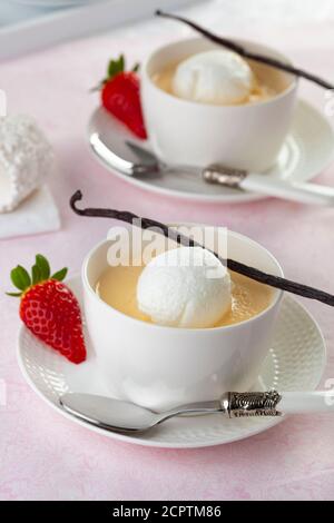 Île flottante, en ile française flottatte est un dessert de meringue flottant sur la crème anglaise. La variante hongroise est appelée madartej. Banque D'Images