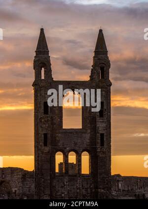 Dramatique, Sunrise, la cathédrale de St Andrew, St Andrews, Écosse, Royaume-Uni, GB. Banque D'Images