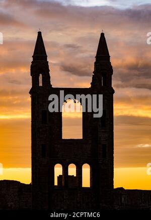 Dramatique, Sunrise, la cathédrale de St Andrew, St Andrews, Écosse, Royaume-Uni, GB. Banque D'Images