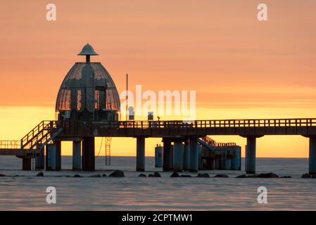 Allemagne, Mecklembourg-Poméranie occidentale, Ostseebad Sellin, jetée avec télécabine de plongée Banque D'Images