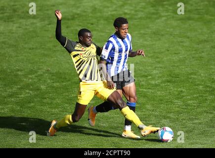 Ken Sema de Watford (à gauche) et Kadeem Harris de Sheffield Wednesday se battent pour le ballon lors du match du championnat Sky Bet à Hillsborough, Sheffield. Banque D'Images