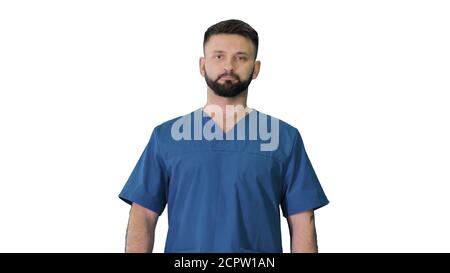 Chirurgien masculin sérieux avec une barbe marchant sur fond blanc. Banque D'Images