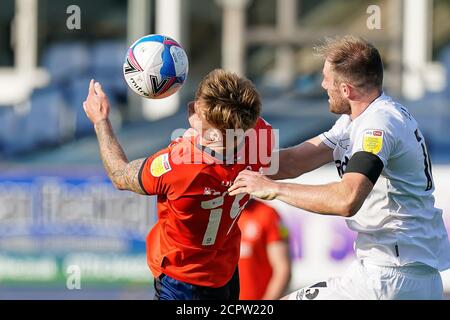 Luton, Royaume-Uni. 07e juillet 2020. James Collins de Luton Town (19) et Matthew Clarke du comté de Derby (16) lors du match de championnat Sky Bet joué derrière des portes fermées entre Luton Town et le comté de Derby à Kenilworth Road, Luton, Angleterre, le 19 septembre 2020. Photo de David Horn. Crédit : Prime Media Images/Alamy Live News Banque D'Images