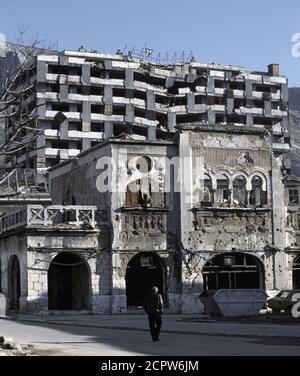 10 décembre 1995 pendant la guerre en Bosnie : bâtiments marqués par la bataille sur la rue Mostarskog bataljona, sur le côté est de la rivière à Mostar. Banque D'Images