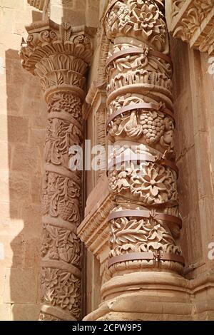 Détails incroyables de fleurs et de fruits relief sur la façade de la Basilique Cathédrale de Puno, Pérou, Amérique du Sud Banque D'Images