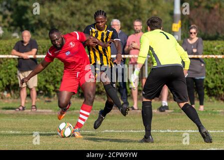 Southchurch Park, Southend on Sea, Essex, Royaume-Uni. 19 septembre 2020. Southend Manor a accueilli les autres Cockfosters de l'équipe de la Ligue principale d'Essex lors de la première partie de qualification de la compétition de football Buildbase FA vase, en commençant par la longue route vers Wembley. Avec la compétition de la saison précédente très retardée en raison de la pandémie du coronavirus COVID-19, la finale de 2019-2020 n'a pas encore été jouée. Un nombre limité de supporters ont été autorisés à regarder le match, qui s'est terminé par une victoire de 1-0 pour Cockfosters, en rouge Banque D'Images