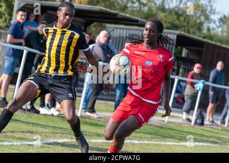 Southchurch Park, Southend on Sea, Essex, Royaume-Uni. 19 septembre 2020. Southend Manor a accueilli les autres Cockfosters de l'équipe de la Ligue principale d'Essex lors de la première partie de qualification de la compétition de football Buildbase FA vase, en commençant par la longue route vers Wembley. Avec la compétition de la saison précédente très retardée en raison de la pandémie du coronavirus COVID-19, la finale de 2019-2020 n'a pas encore été jouée. Un nombre limité de supporters ont été autorisés à regarder le match, qui s'est terminé par une victoire de 1-0 pour Cockfosters, en rouge Banque D'Images
