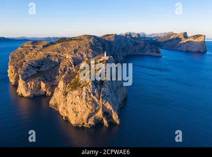 Cap Formentor avec phare dans la lumière du matin, péninsule de Formentor, près de Pollença, photo aérienne, Majorque, Iles Baléares, Espagne Banque D'Images