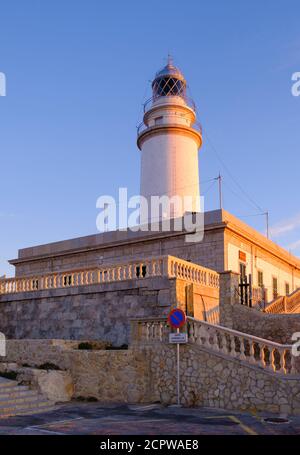 Phare à Cap Formentor dans la lumière du matin, près de Pollença, Majorque, Iles Baléares, Espagne Banque D'Images