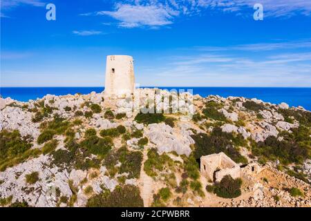 Tour de guet Talaia d'Albercutx, péninsule de Formentor, près de Pollença, image de drone, Majorque, Iles Baléares, Espagne Banque D'Images