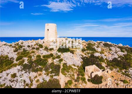 Tour de guet Talaia d'Albercutx, péninsule de Formentor, près de Pollença, image de drone, Majorque, Iles Baléares, Espagne Banque D'Images