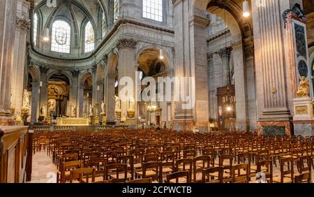 Intérieur de l'église Saint-Sulpice à Paris, France. Saint Sulpice est un peu plus petite que notre-Dame et donc la deuxième plus grande église de la ville. Banque D'Images