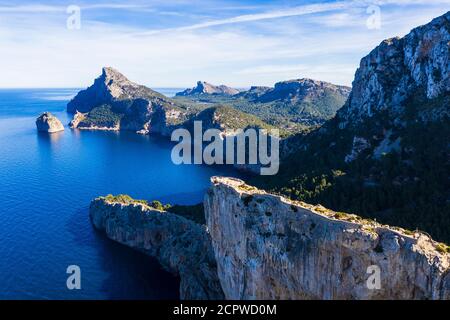 Mirador es Colomer point de vue et Na Ferrandell montagne, péninsule de Formentor, près de Pollença, image de drone, Majorque, Iles Baléares, Espagne Banque D'Images