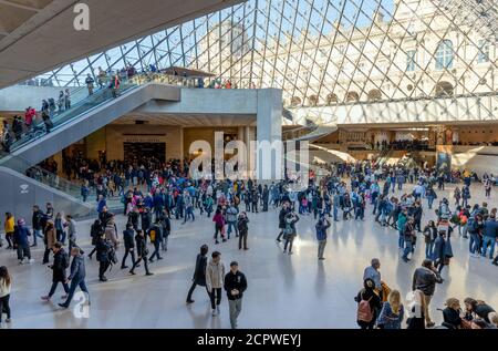 Les touristes visitent le musée du Louvre le 30 décembre 2019 à Paris. Le Louvre est le musée d'art le plus grand et le plus visité du monde. Banque D'Images