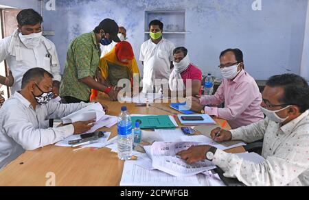 Beawar, Rajasthan, Inde, 19 septembre 2020 : une candidate voilée dépose ses documents de candidature pour les élections Panchayat (Conseil du village) dans le village de Butiwas près de Beawar. Les élections de 3848 grammes de panchayats au Rajasthan se tiendront en quatre phases le 28 septembre, le 3 octobre, le 6 octobre et le 10 octobre pour les postes de Panch et de Sarpanch. Les élections de Panchayat Samiti (Conseil de village) et de Zila Parishad (Conseil de district) auront lieu séparément. Crédit : Sumit Saraswat/Alay Live News Banque D'Images