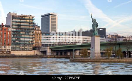 La statue de la liberté sur l'île de Cygnes à Paris, France. Banque D'Images