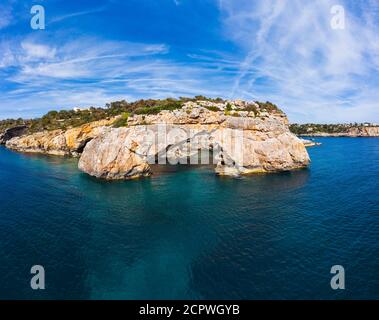 Es Pontas porte d'entrée dans la mer, près de Cala Santayi, près de Santanyí, région de Migjorn, image de drone, Majorque, Iles Baléares, Espagne Banque D'Images