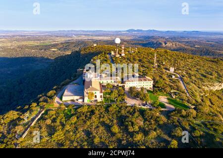 Santuari de Nostra Monastère Senyora de Cura et systèmes d'antennes sur la montagne Puig de Randa, région de Pla de Mallorca, image de drone, Mallorca, Banque D'Images