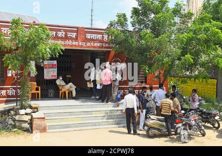 Beawar, Rajasthan, Inde, 19 septembre 2020: Les candidats en attente de dépôt de leurs documents de candidature pour les élections Panchayat (Conseil de village) dans le village de Butiwas près de Beawar. Les élections de 3848 grammes de panchayats au Rajasthan se tiendront en quatre phases le 28 septembre, le 3 octobre, le 6 octobre et le 10 octobre pour les postes de Panch et de Sarpanch. Les élections de Panchayat Samiti (Conseil de village) et de Zila Parishad (Conseil de district) auront lieu séparément. Crédit : Sumit Saraswat/Alay Live News Banque D'Images