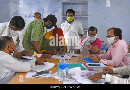 Beawar, Rajasthan, Inde, 19 septembre 2020 : une candidate voilée dépose ses documents de candidature pour les élections Panchayat (Conseil du village) dans le village de Butiwas près de Beawar. Les élections de 3848 grammes de panchayats au Rajasthan se tiendront en quatre phases le 28 septembre, le 3 octobre, le 6 octobre et le 10 octobre pour les postes de Panch et de Sarpanch. Les élections de Panchayat Samiti (Conseil de village) et de Zila Parishad (Conseil de district) auront lieu séparément. Crédit : Sumit Saraswat/Alay Live News Banque D'Images