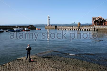 Édimbourg, Écosse, Royaume-Uni. 19 septembre 2020. Pêcheur sur un chaud et ensoleillé fin d'après-midi au port de Newhaven. Crédit : Craig Brown/Alay Live News Banque D'Images