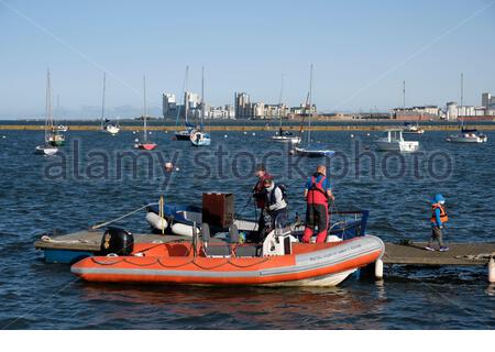 Édimbourg, Écosse, Royaume-Uni. 19 septembre 2020. Chaud et ensoleillé en fin d'après-midi au port de Granton dans l'estuaire du Firth of Forth avec vue sur le développement moderne à Leith. Crédit : Craig Brown/Alay Live News Banque D'Images