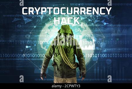 Hacker sans visage au travail avec l'inscription HACK CRYPTO-MONNAIE, concept de sécurité informatique Banque D'Images