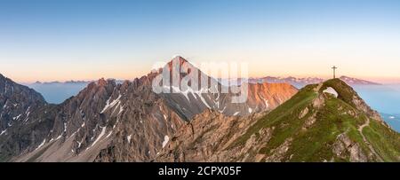 Vue sur le Reither Spitze (2374 m) et le Seefelder Spitze (2221 m) dans les monts Karwendel peu après le lever du soleil. Banque D'Images