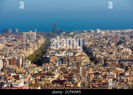 Barcelone, vue du parc Güell sur la ville et la mer Méditerranée Banque D'Images